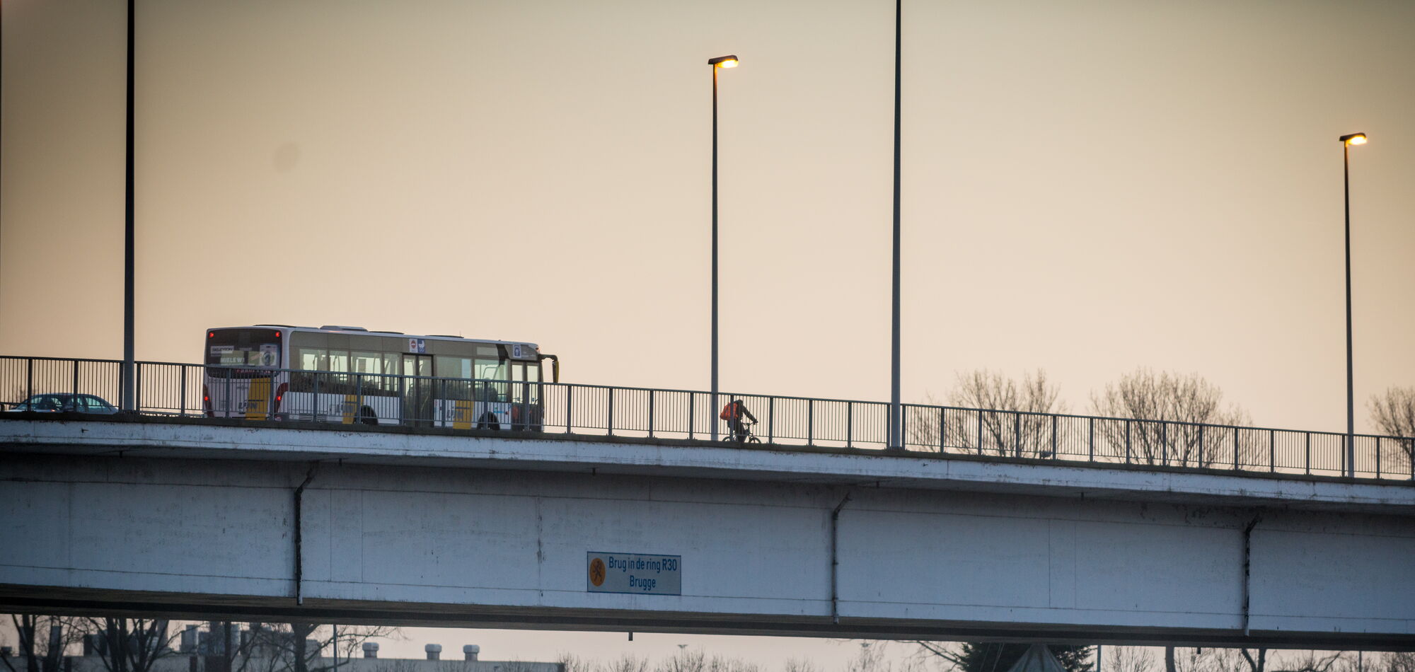bus en fietser op een brug