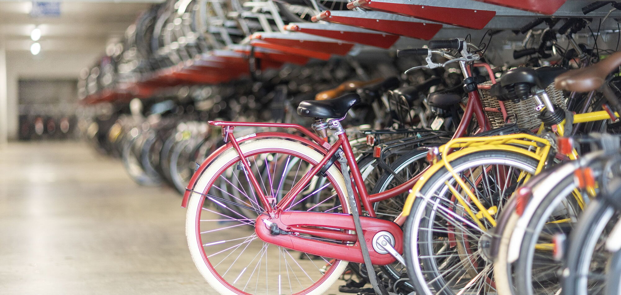 Fietsenstalling met opvallende rode fiets