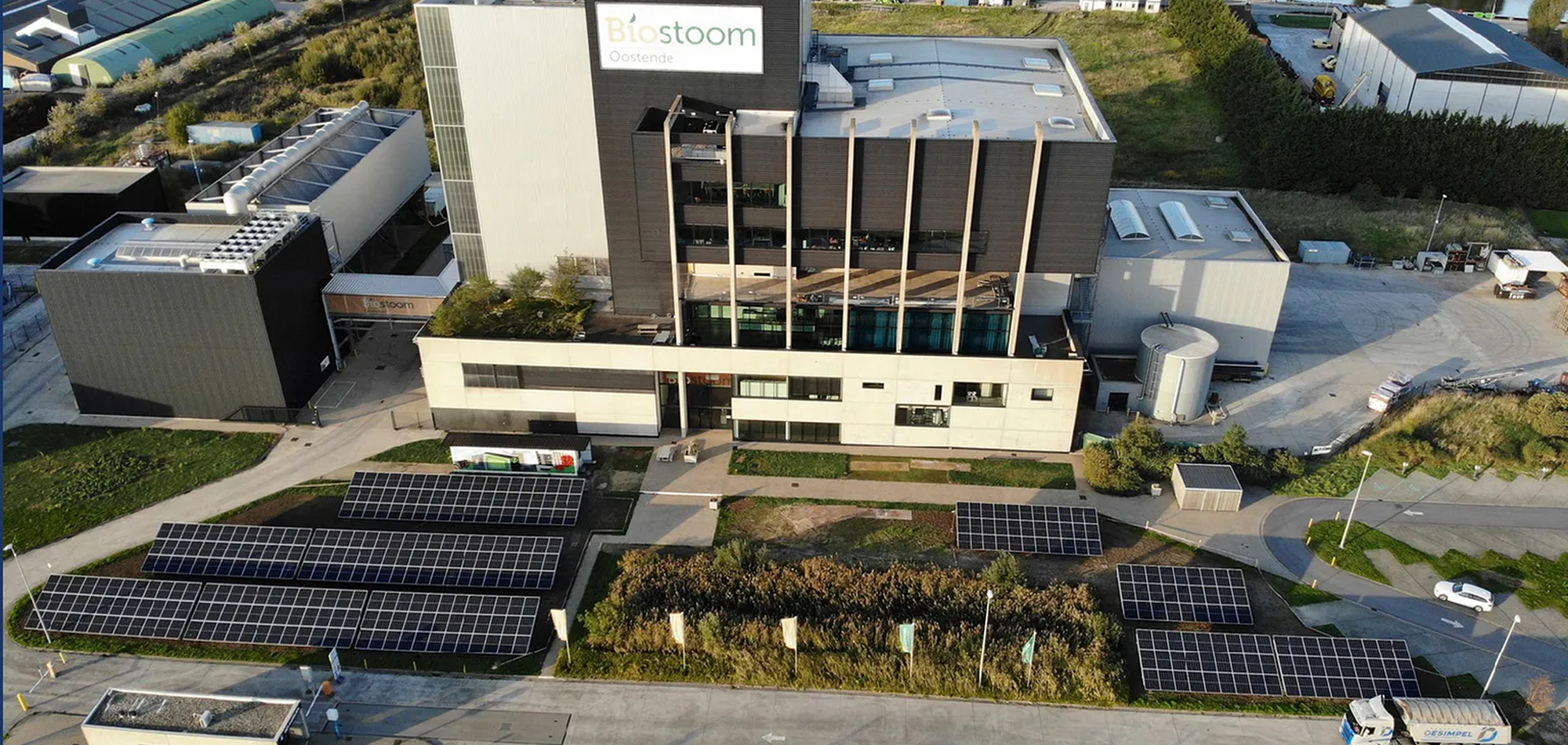 zonnepanelen biostoom gekoppeld aan laadpalen