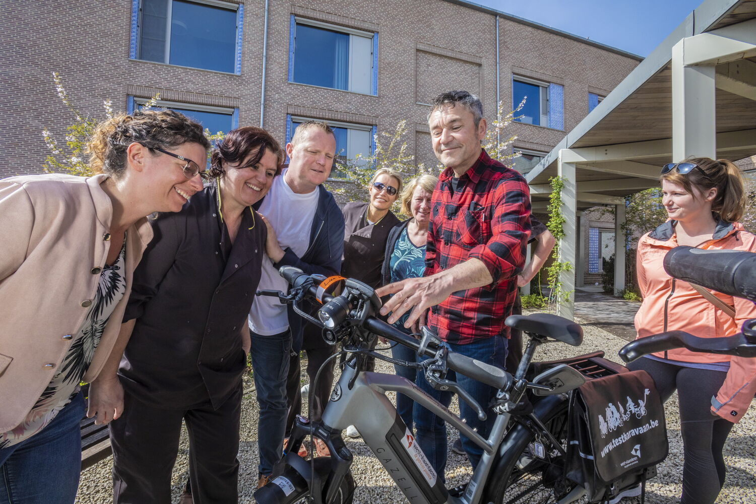 Uitleg over de fietsen bij start Testkaravaan