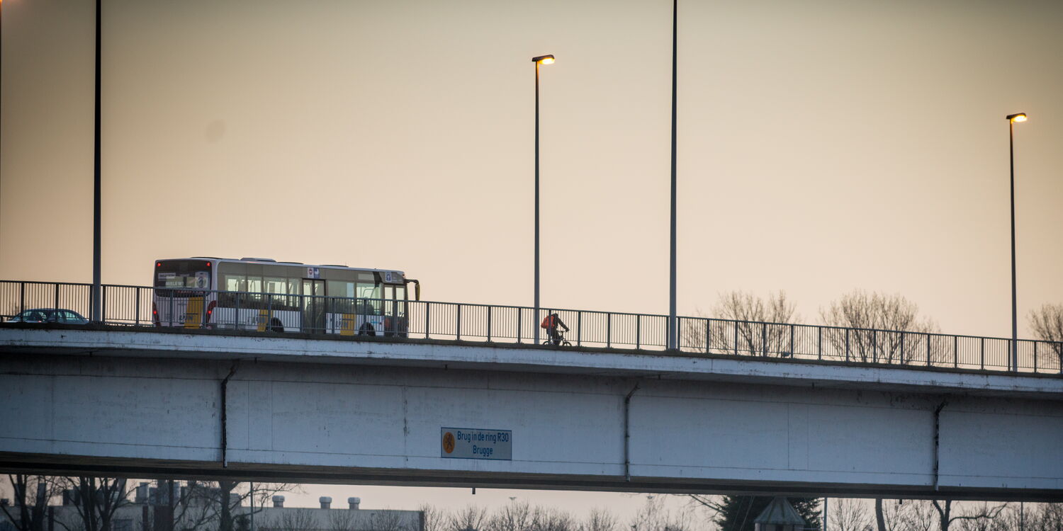bus en fietser op een brug