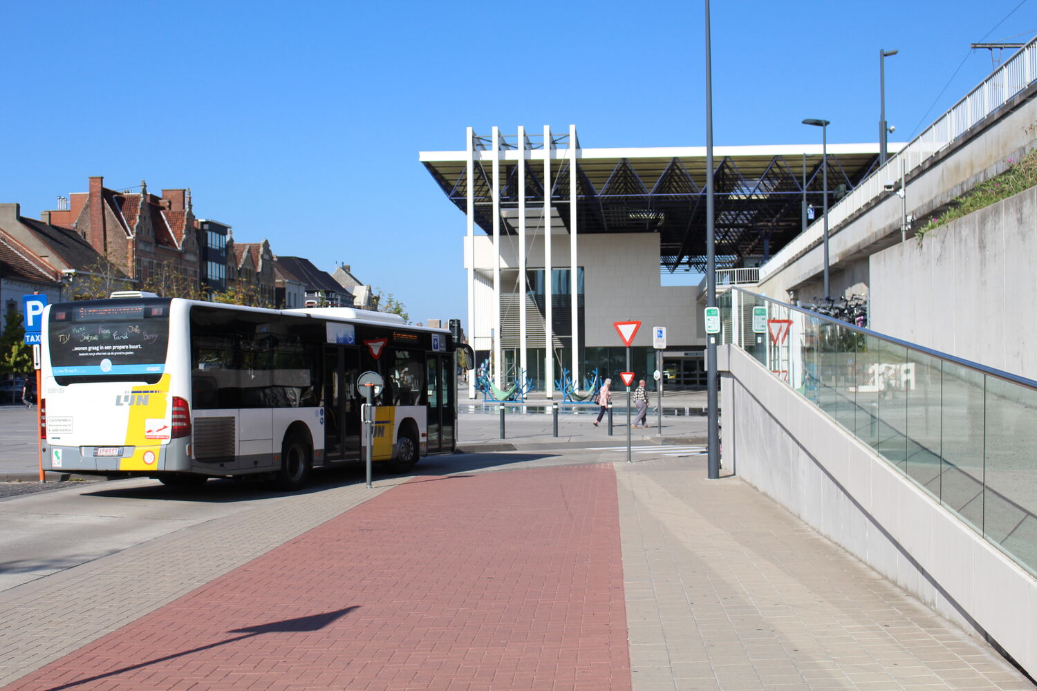 bus rijdt langs het stationsgebouw van Roeselare