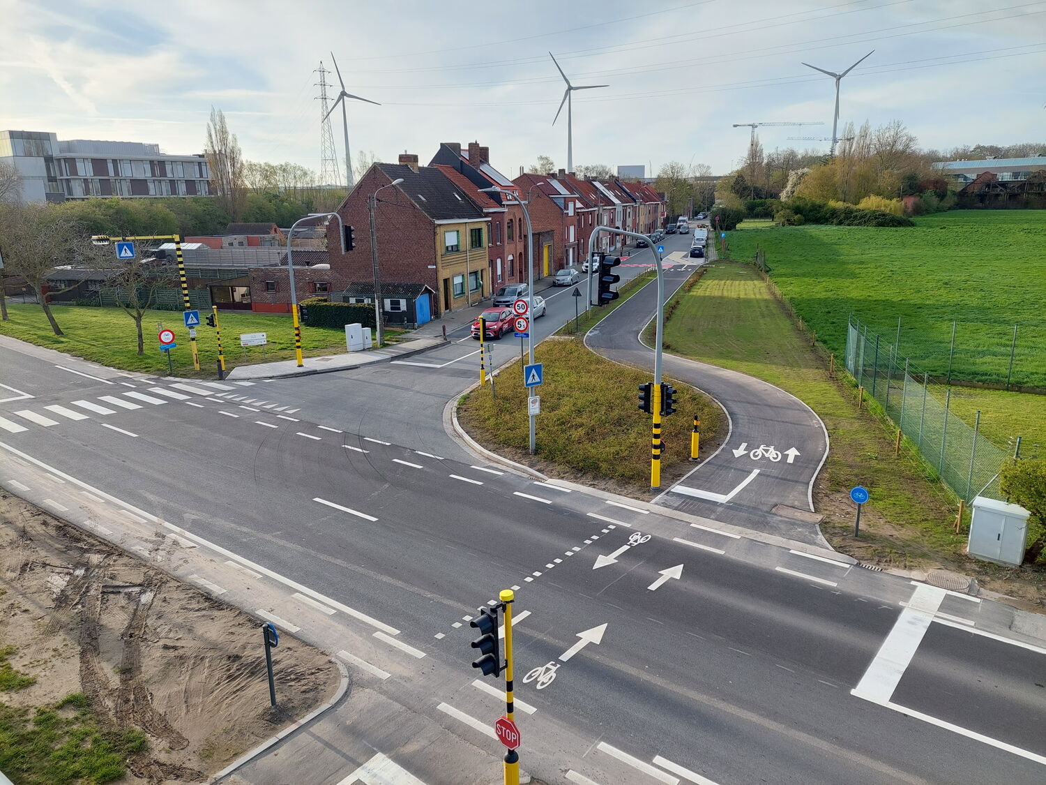 zicht vanop de Luipaardbrug op het nieuwe kruispunt en fietspad