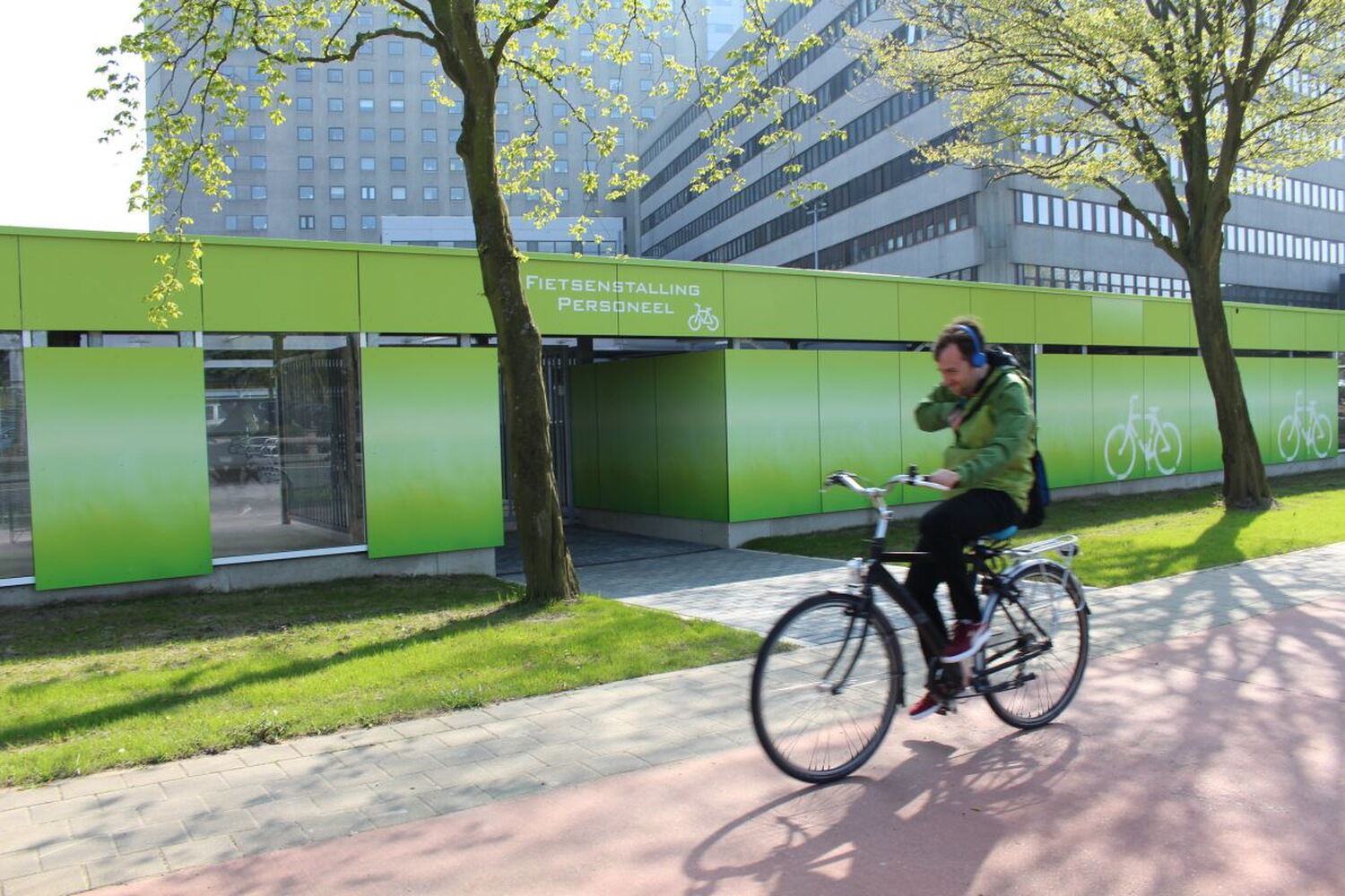 fietser passeert aan fietsenstalling