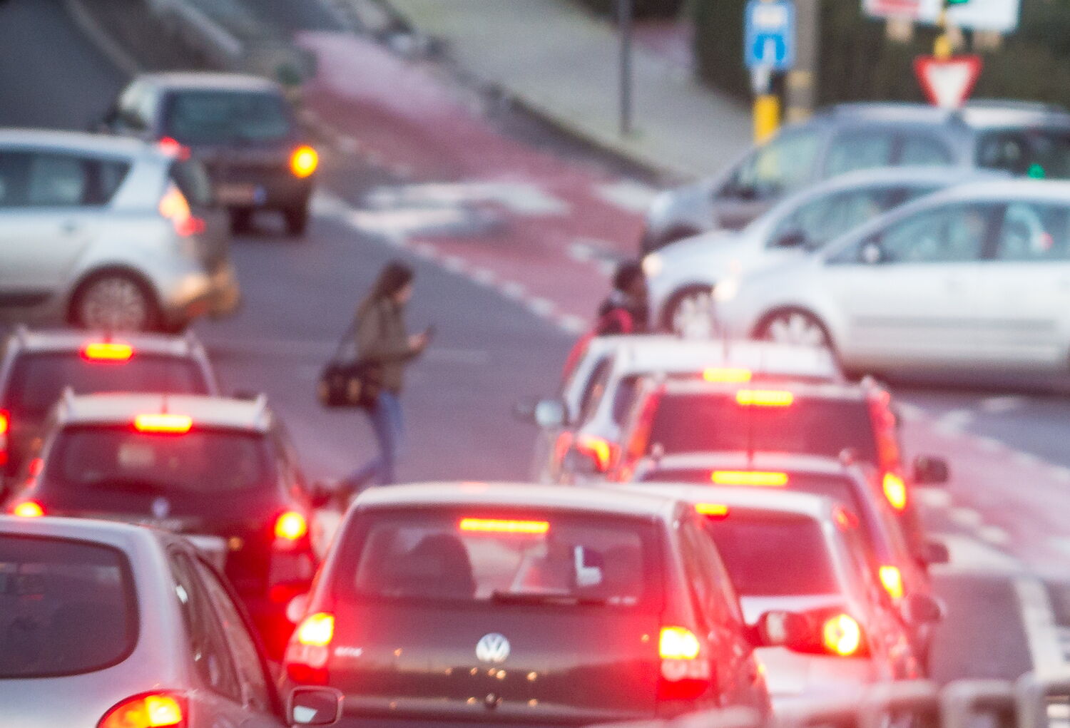 verkeerssituatie met auto's die wachten voor een rood licht