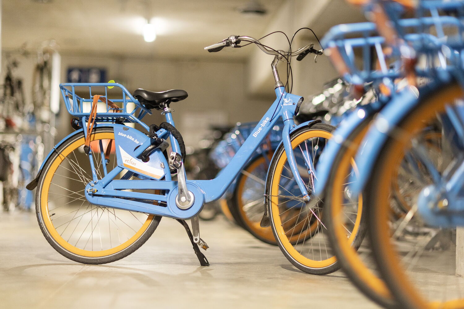 Blue bikes in een station