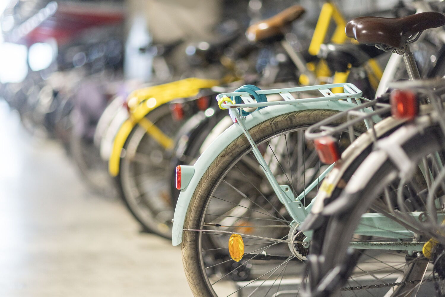 fietsenstalling met opvallende groene fiets