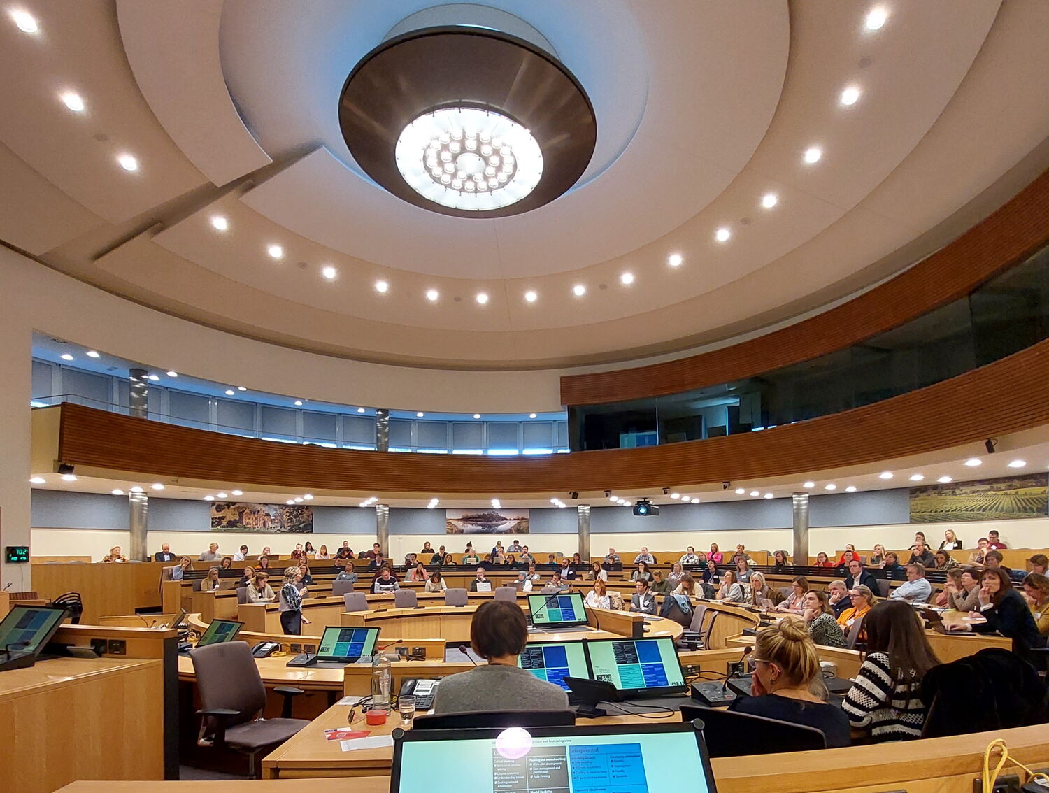 Raadzaal in provinciehuis Boeverbos