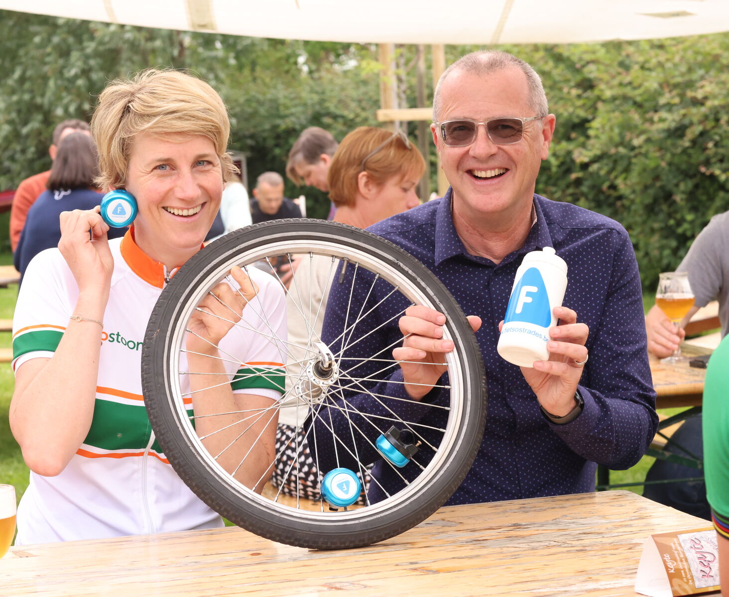 man en vrouw poseren met fietswiel