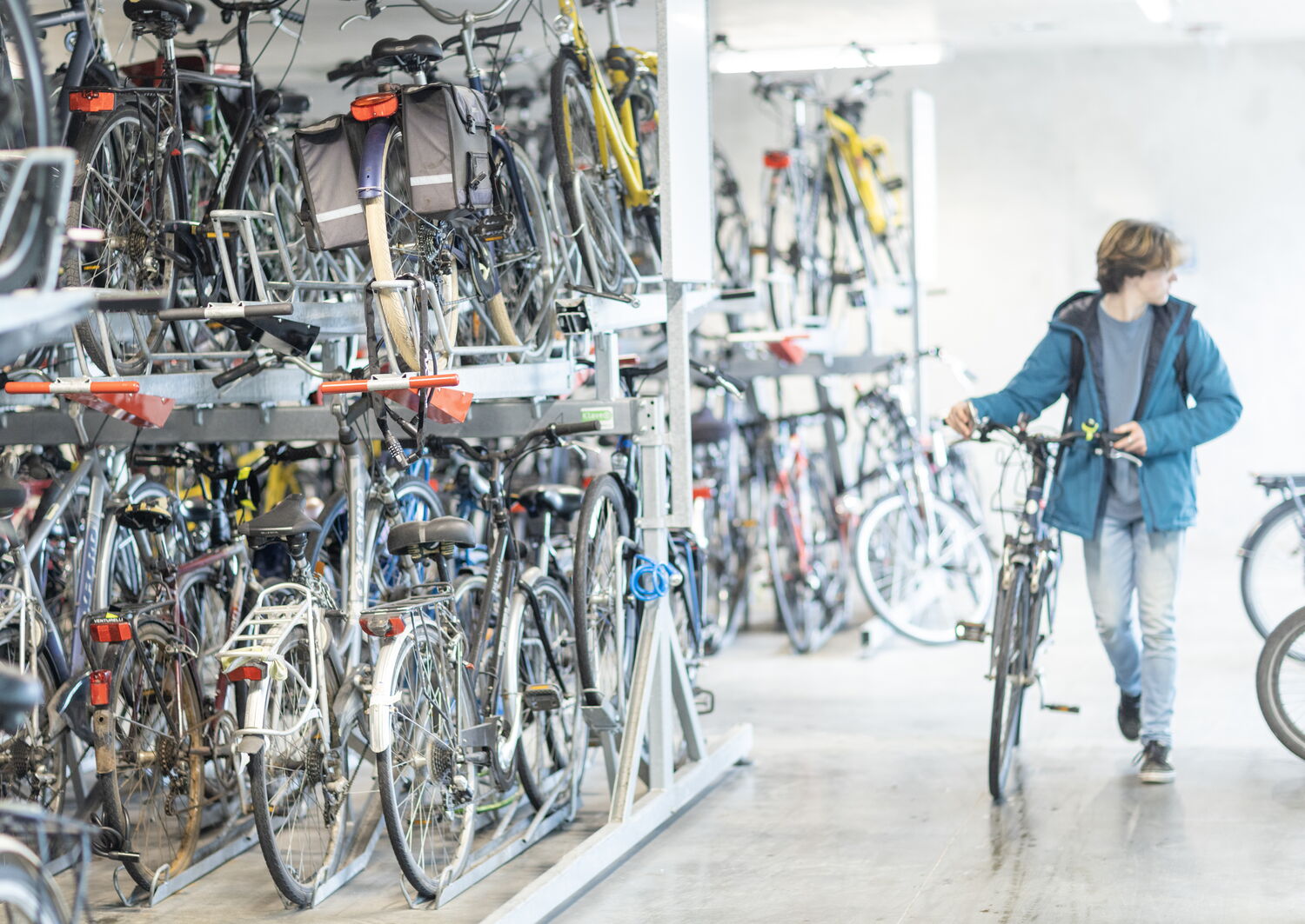 Jonge man loopt grote fietsenstalling binnen 