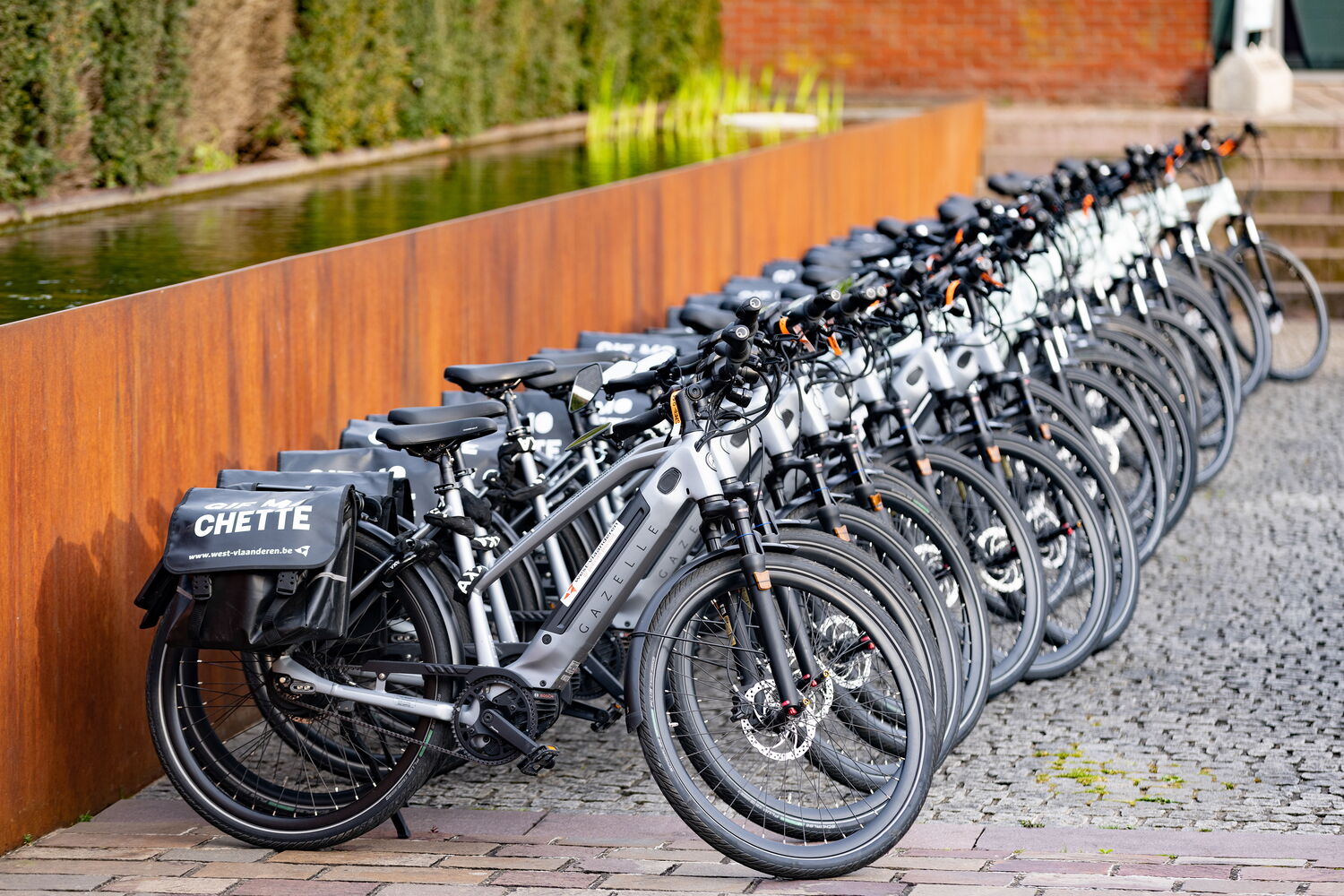 deel van de fietsvloot voor de testkaravaan voor de gemeenten