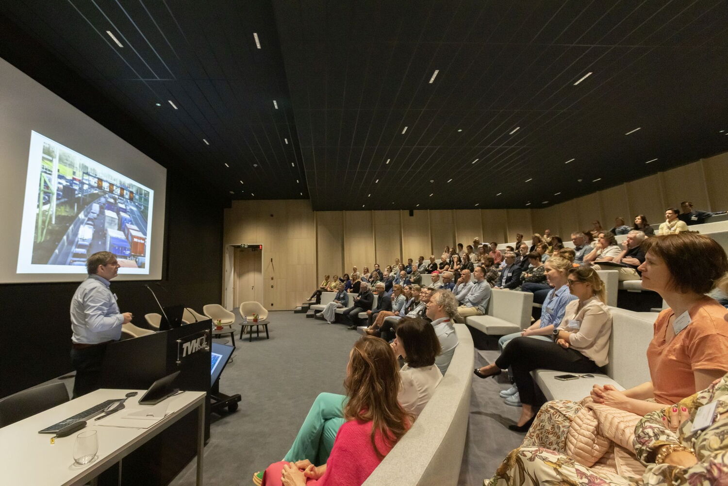 een volle zaal bij de lancering van Treffik op 4 mei in TVH Waregem