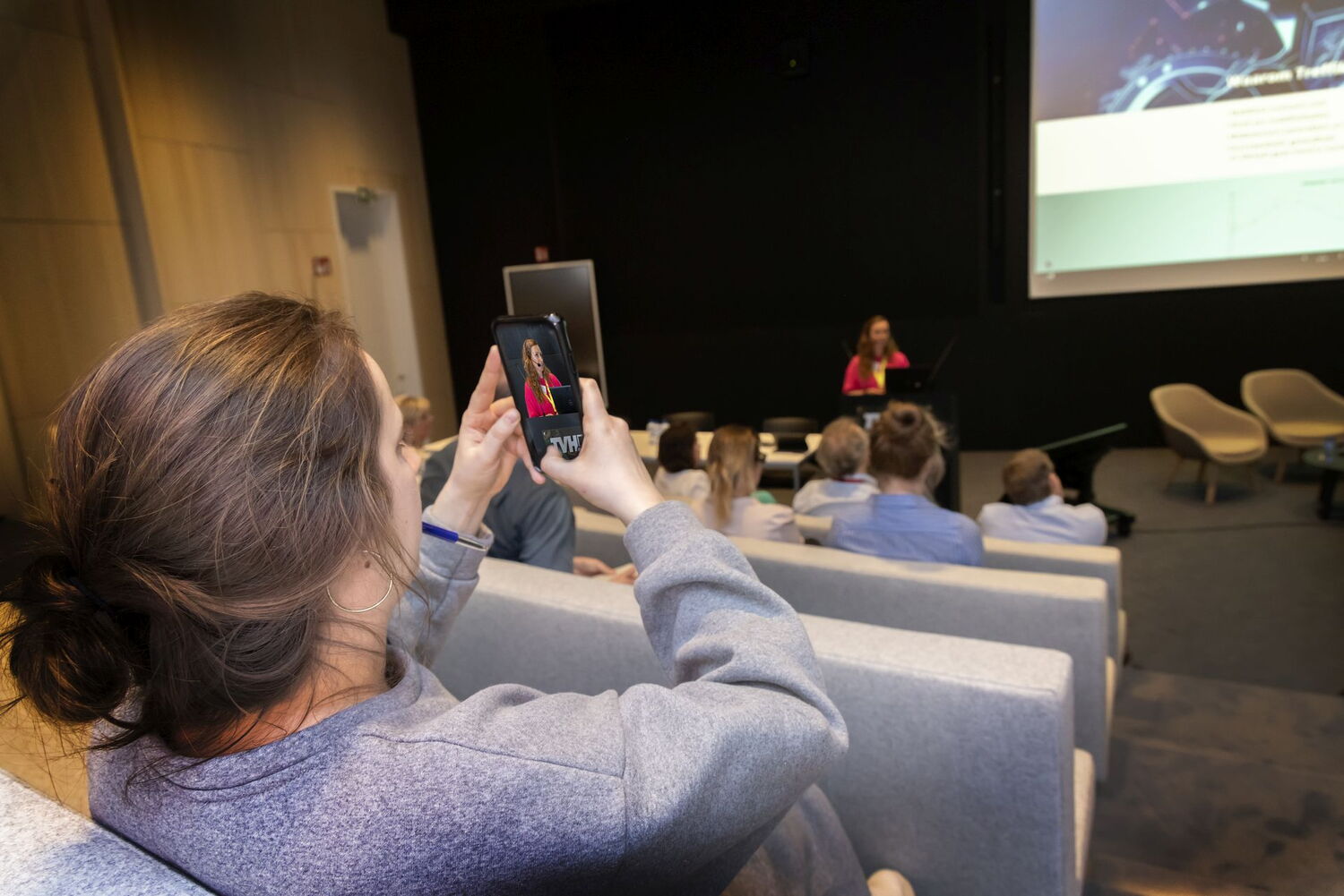 dame neemt foto van Sofie Vanhooren tijdens haar voorstelling van Treffik