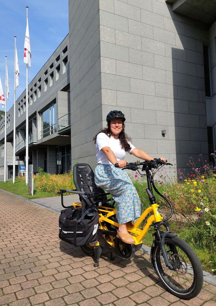dame met longtail fiets