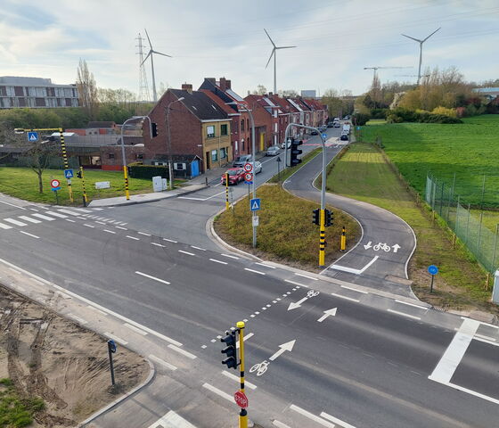 zicht vanop de Luipaardbrug op het nieuwe kruispunt en fietspad