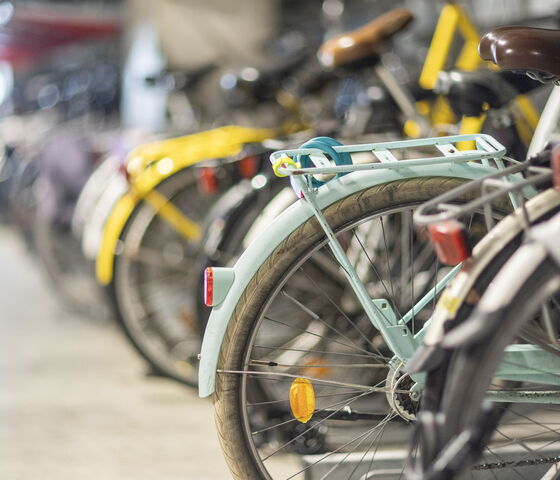 fietsenstalling met opvallende groene fiets
