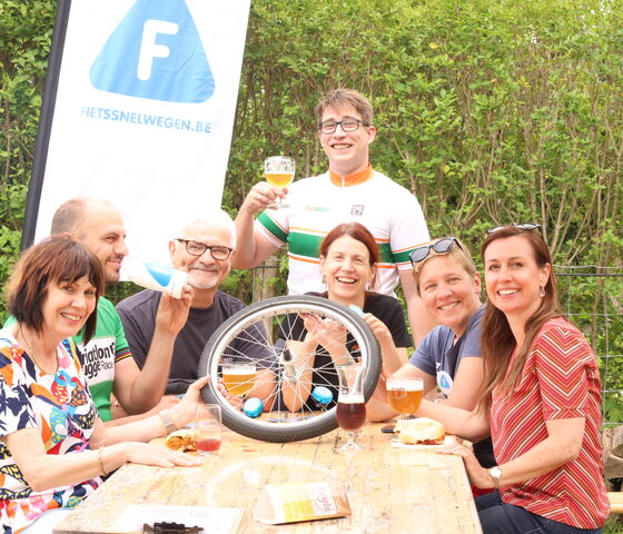 Groep personen viert samen wereldfietsdag 2023