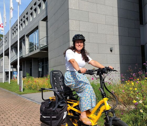 dame met longtail fiets